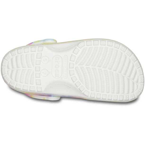Crocs Classic Tie Dye Graphic Sabots, Blanc 3 Crocs Classic Tie Dye Graphic Sabots, Blanc – Image 3